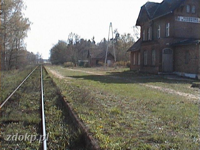 2005-04-25.13 stacja roszkowo.JPG - Roszkowo Wgrowieckie, widok w stron Poznania, po lewej stronie toru gwnego lady najprawdopobniej po torze dodatkowym